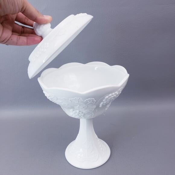 Vintage Indiana Colony Milk Glass Harvest Grapes Wedding Bowl Footed Compote - Picture 4 of 10